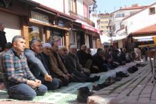 CORONAVİRÜS CUMA CEMAATİNİ ETKİLEMEDİ