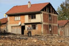 ENKAZ ALTINDA EŞYALARINI ARADILAR