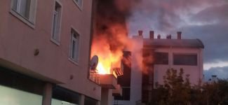 BALKONDAN YÜKSELEN ALEVLER KORKUTTU