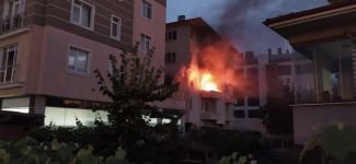 BALKONDAN YÜKSELEN ALEVLER KORKUTTU