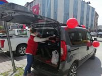 EV EV GEZİP BAYRAK DAĞITTILAR