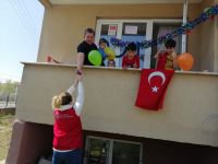 EV EV GEZİP BAYRAK DAĞITTILAR