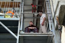 FELÇLİ EŞİ İÇİN ASANSÖR YAPTI