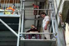 FELÇLİ EŞİ İÇİN ASANSÖR YAPTI