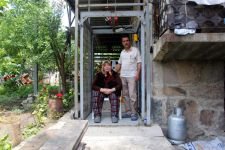 FELÇLİ EŞİ İÇİN ASANSÖR YAPTI