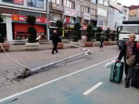 FIRTINA AĞAÇ VE DİREKLERİ DEVİRDİ