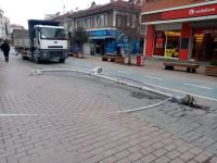 FIRTINA AĞAÇ VE DİREKLERİ DEVİRDİ