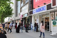 GENÇLER MAĞAZALARA AKIN ETTİ