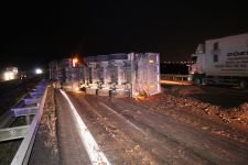 GÜBRE YÜKLÜ TIR DEVRİLDİ