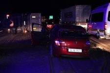 GÜBRE YÜKLÜ TIR DEVRİLDİ