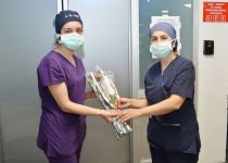 HEMŞİRELERE GÜL HEDİYE EDİLDİ