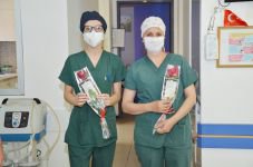 HEMŞİRELERE GÜL HEDİYE EDİLDİ