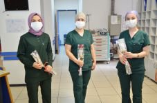 HEMŞİRELERE GÜL HEDİYE EDİLDİ