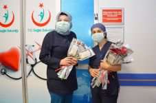 HEMŞİRELERE GÜL HEDİYE EDİLDİ