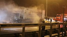 YOL ORTASINDA ALEV ALEV YANDI