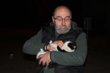 KENDİNİ SOKAK HAYVANLARINA ADADI