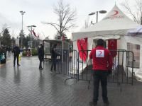 KENT MEYDANI'NDA MASKE DAĞITILIYOR