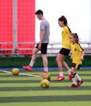 KIZLAR ERKEKLERE TAŞ ÇIKARIYOR