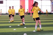 KIZLAR ERKEKLERE TAŞ ÇIKARIYOR