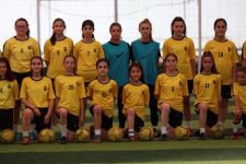 KIZLAR ERKEKLERE TAŞ ÇIKARIYOR