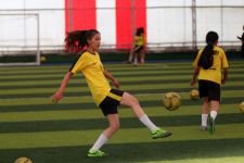 KIZLAR ERKEKLERE TAŞ ÇIKARIYOR