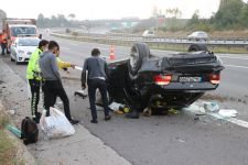 LASTİĞİ PATLAYAN OTOMOBİL TAKLA ATTI