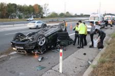 LASTİĞİ PATLAYAN OTOMOBİL TAKLA ATTI