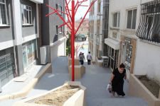 MERDİVENLER CADDEYE RENK KATTI