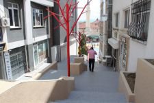 MERDİVENLER CADDEYE RENK KATTI