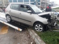 ÖNCE ARAÇLARA SONRA TABELALARA ÇARPARAK DURDU