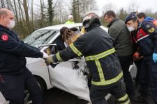 OTOMOBİLLER BARİYERE SAPLANDI