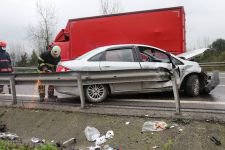 OTOMOBİLLER BARİYERE SAPLANDI