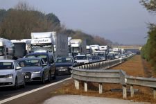 PARK HALİNDEKİ OTOMOBİLE ÇARPTI