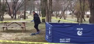 PARKTA DONARAK ÖLDÜ