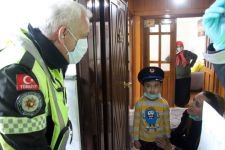 POLİSLERDEN DOĞUM GÜNÜ SÜRPRİZİ