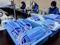 SAĞLIKÇILAR KENDİ MASKELERİNİ DİKİYOR