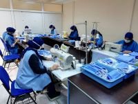 SAĞLIKÇILAR KENDİ MASKELERİNİ DİKİYOR