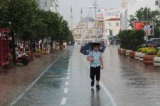 ŞİDDETLİ YAĞMUR HAYATI OLUMSUZ ETKİLEDİ