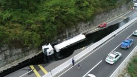 TANKER OTOMOBİLLE ÇARPIŞTI