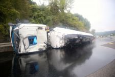 TANKER OTOMOBİLLE ÇARPIŞTI