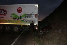 TIR OTOMOBİLİ HURDAYA ÇEVİRDİ