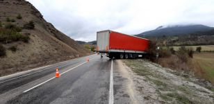 TIR ŞARAMPOLE UÇTU