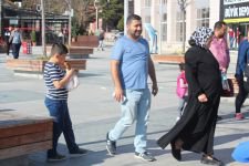 VATANDAŞ NE GİYECEĞİNİ BİLEMİYOR