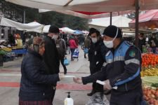 BOLU'DA VATANDAŞA MASKE DAĞITILDI