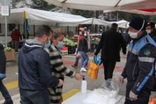 BOLU'DA VATANDAŞA MASKE DAĞITILDI