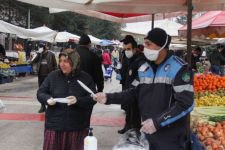 BOLU'DA VATANDAŞA MASKE DAĞITILDI