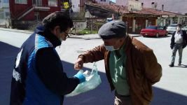 VATANDAŞA ÜCRETSİZ MASKE DAĞITTILAR