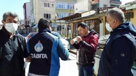 VATANDAŞA ÜCRETSİZ MASKE DAĞITTILAR