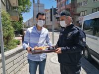 VATANDAŞLARDAN EMNİYET EKİPLERİNE İKRAM...