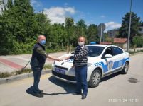 VATANDAŞLARDAN EMNİYET EKİPLERİNE İKRAM...